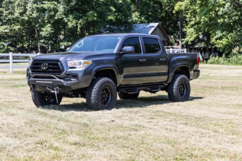 Front Bumper Hybrid with 12000-Lb Pro Series Winch Black Series with White DRL LED Light Bar 16-22 Toyota Tacoma 4WD Rough Country